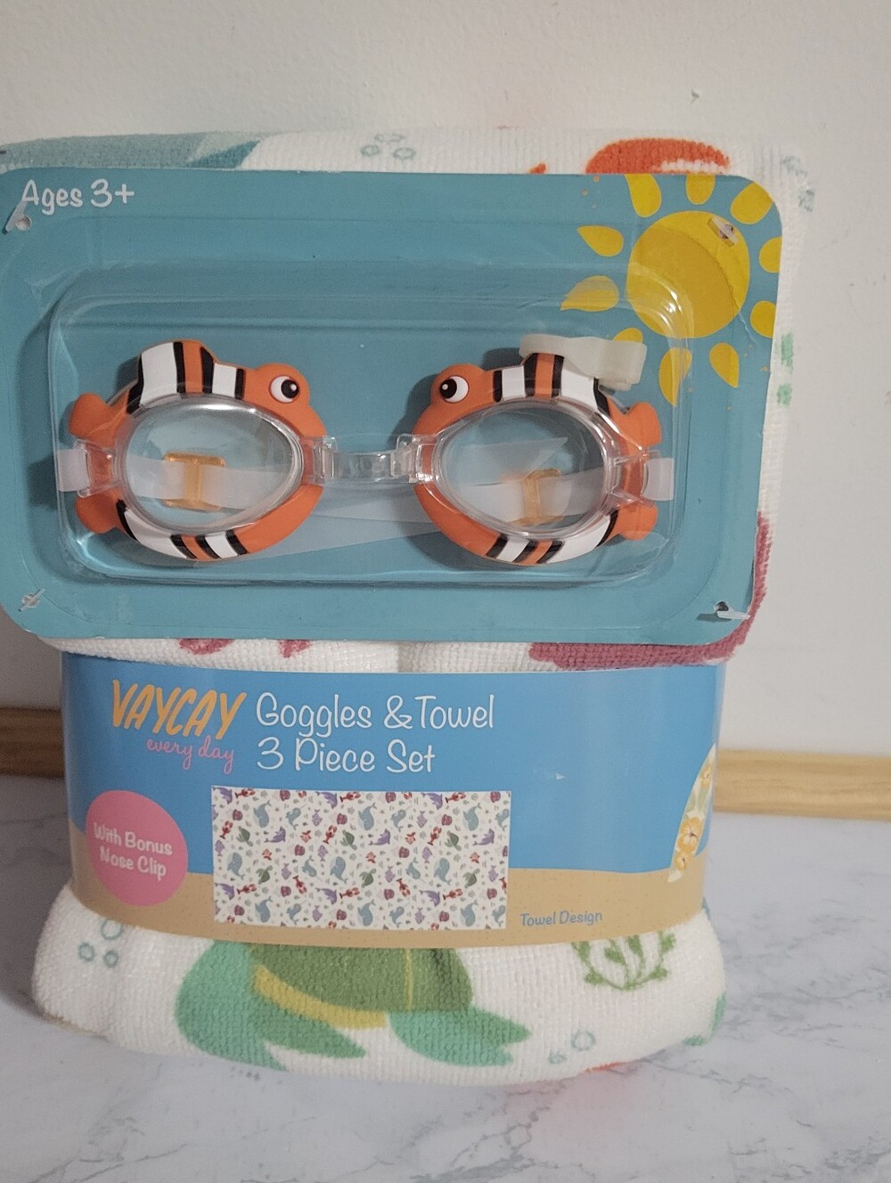 VayCay Everyday Goggles and Towel 3 pc. Set.  NEW